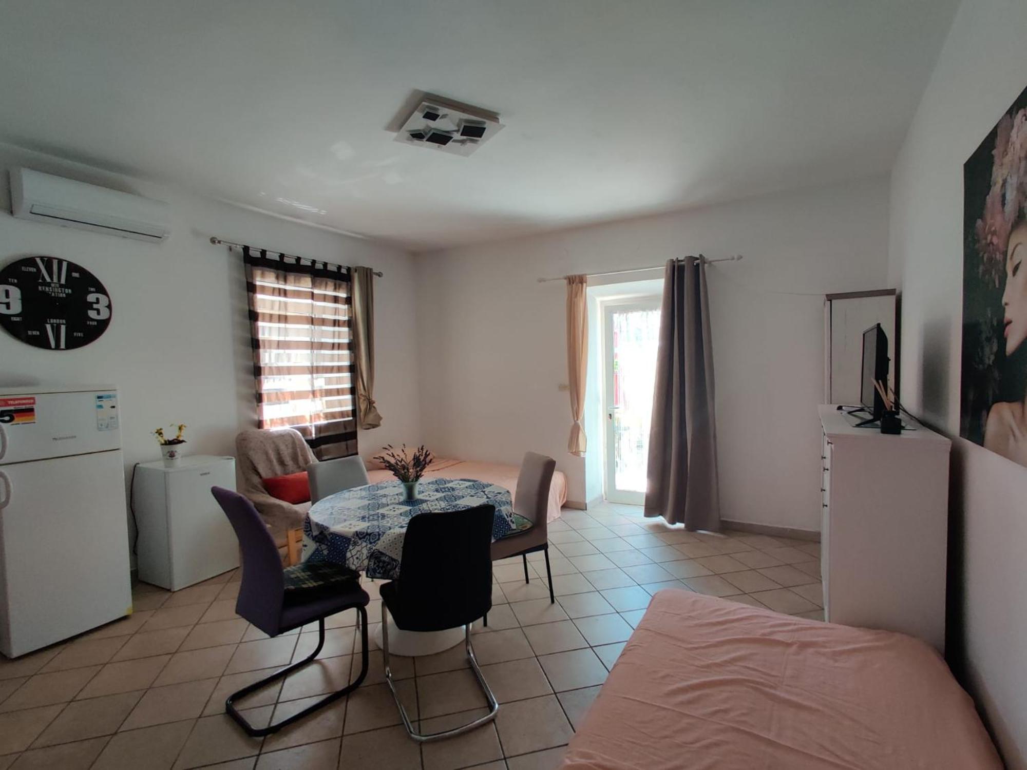 Apartment With Private Parking Self Check In Pula