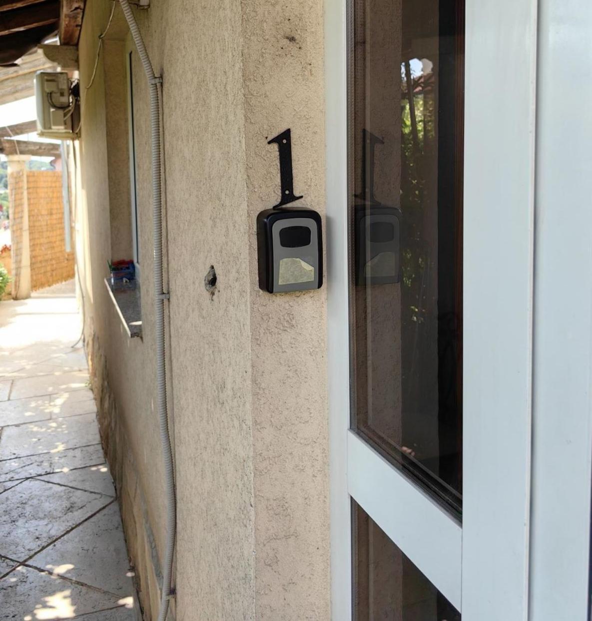 Apartment With Private Parking Self Check In Pula